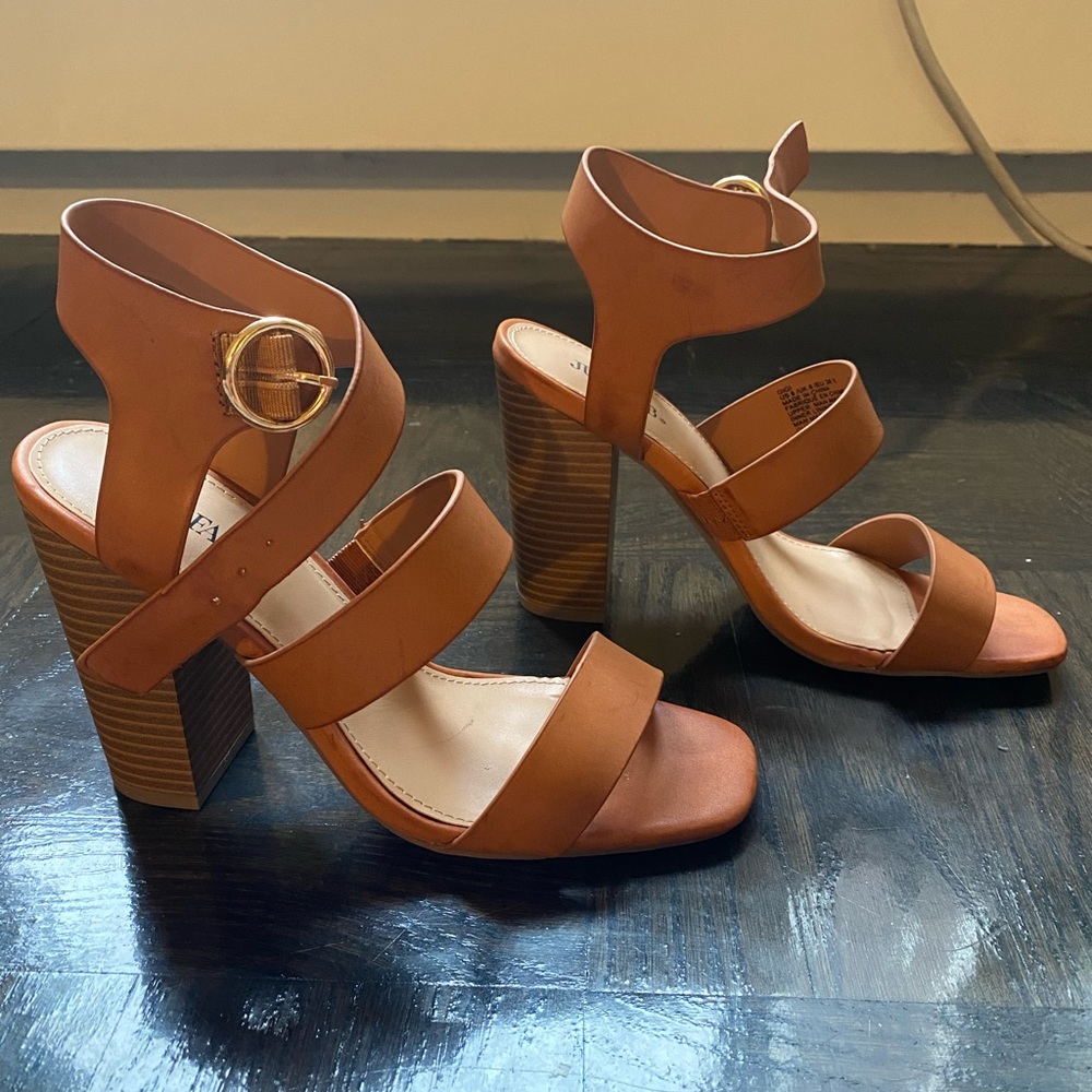 *LIKE NEW* Brown Strappy Chunky Heel Sandals - Size 8